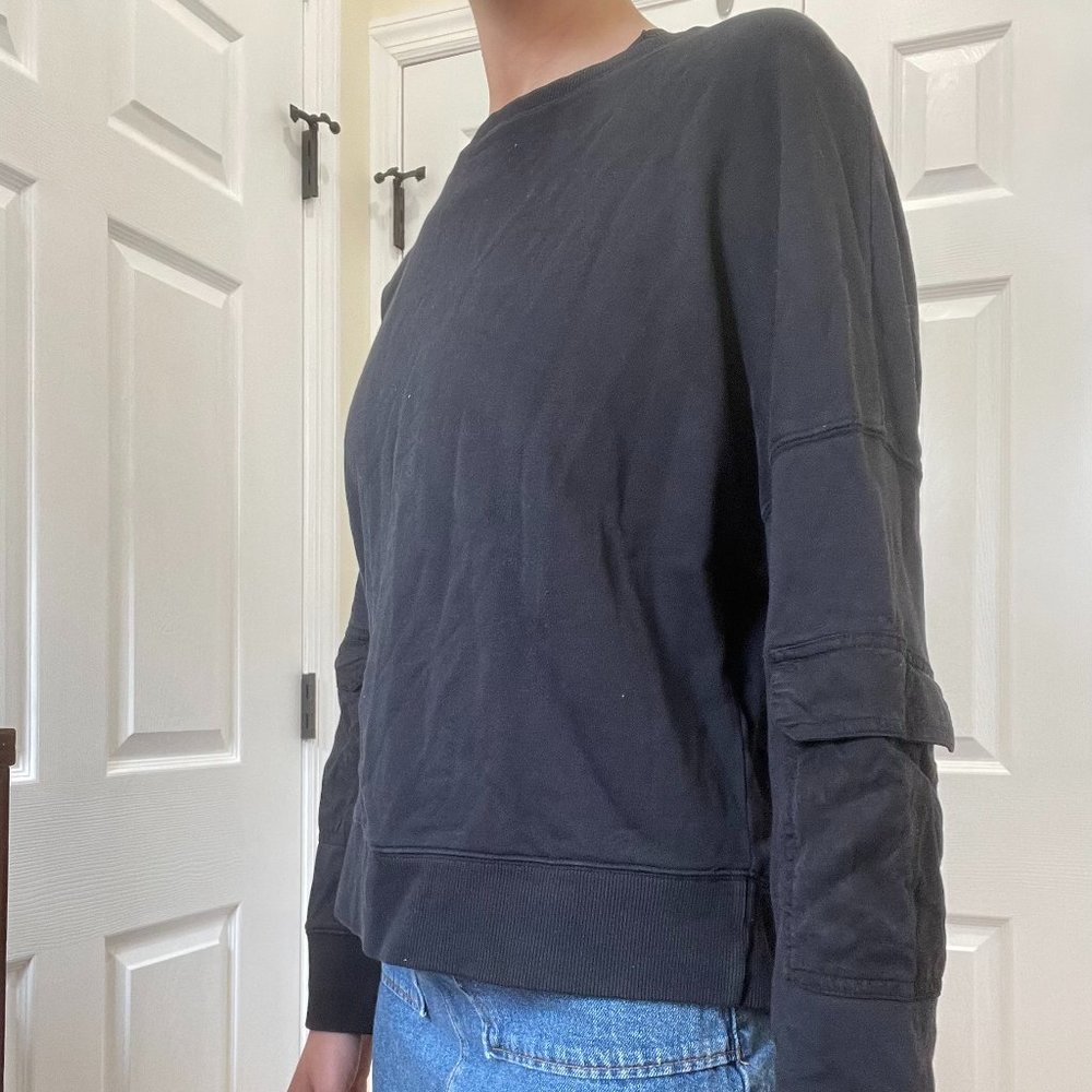 Fabletics Black Crewneck Shirt/Sweater with Arm Pockets (M)